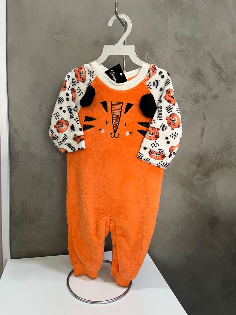 Foto da Donna Kê: Macacão infantil laranja com desenho de tigre