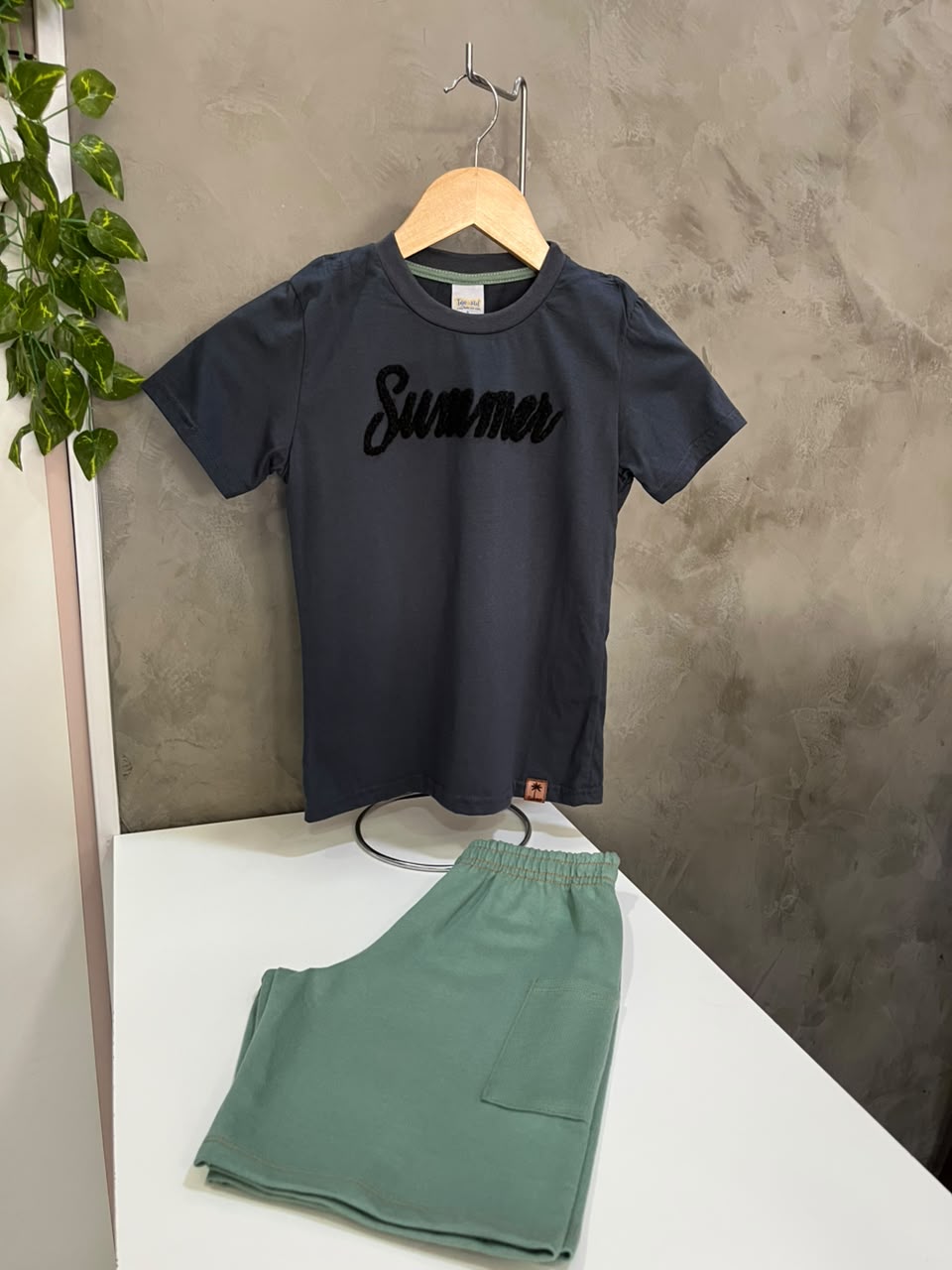 Foto da Donna Kê: Conjunto infantil com camiseta cinza e short verde