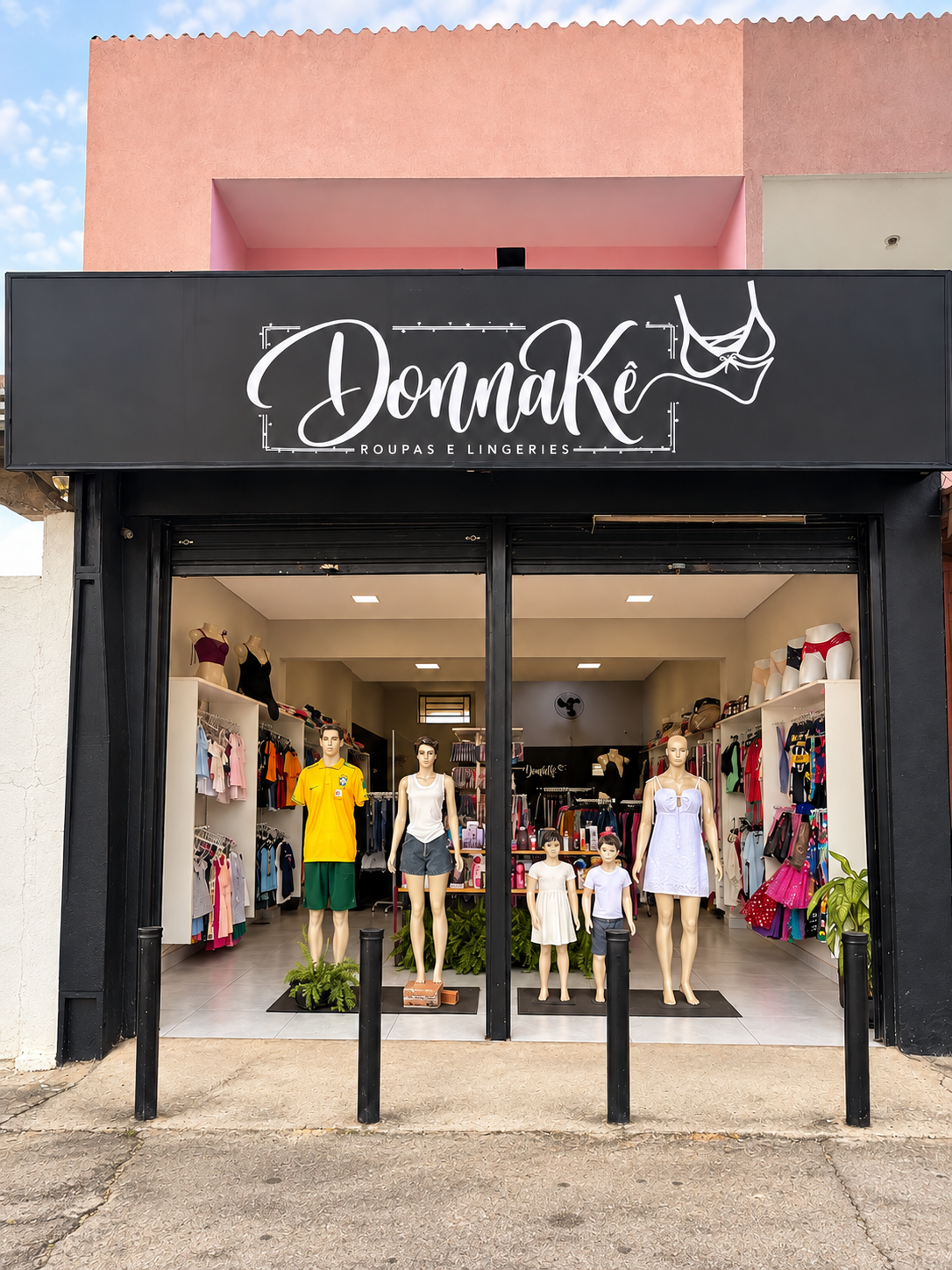 Fachada da loja Donna Kê em Hortolândia, com a vitrine e a entrada abertas
