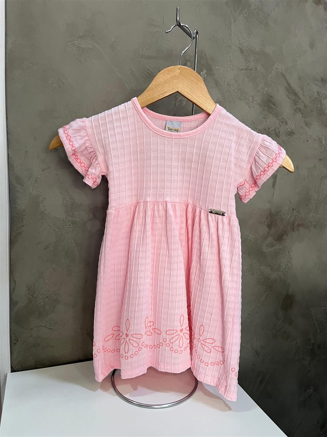 Vestido infantil rosa fotografado pela Donna Kê